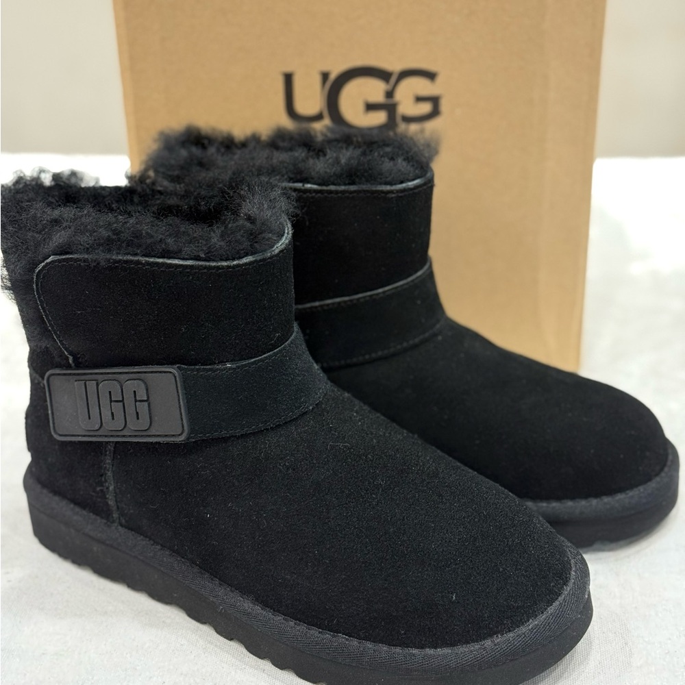 UGG Mini Bailey Graphic Logo Strap 1137073 Black Size 5 [New, Box Not Original ]